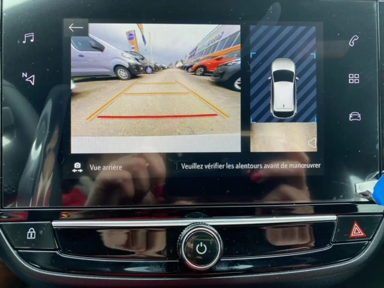 Écran tactile 7 pouces affichant la caméra de recul et l'aide au stationnement de l'Opel Corsa gris Magnetic 2022.