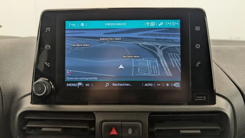 Écran tactile 8 pouces du système CITROEN Connect Nav affichant la navigation dans le Berlingo Van blanc Banquise 2020.