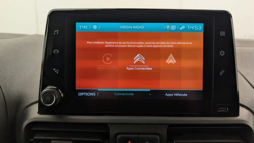 Écran tactile central du Citroën Berlingo Van blanc, affichant les options de connectivité et apps connectées.