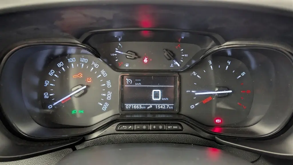 Vue rapprochée du tableau de bord du Citroën Berlingo Van blanc, affichant compteur, jauges et témoins lumineux actifs.