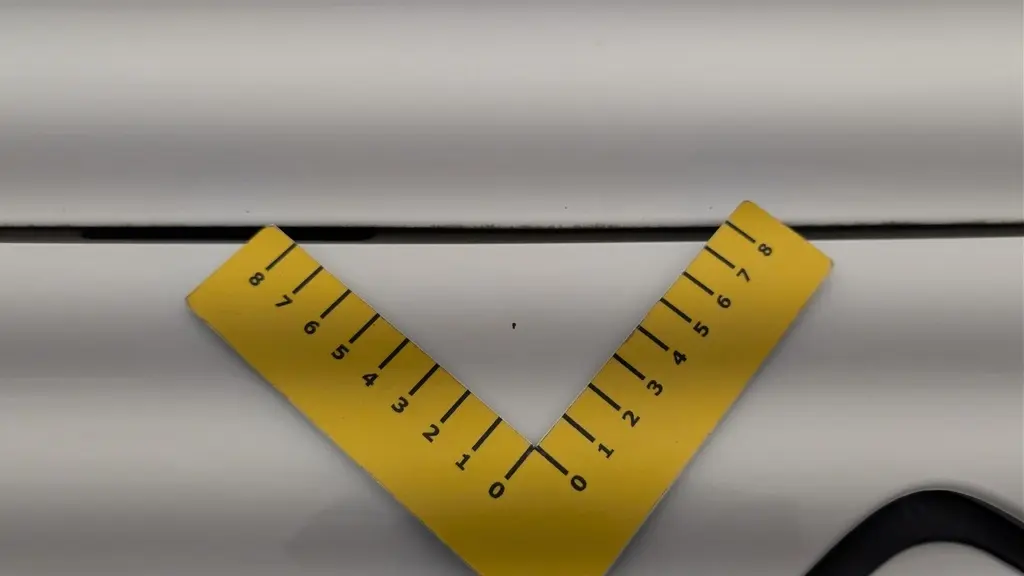 Gros plan sur une rayure fine sur la carrosserie blanche banquise du Citroën Berlingo Fourgon côté droit.