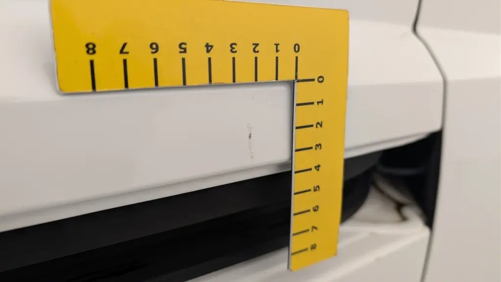 Gros plan sur une rayure sur la carrosserie blanche banquise du côté gauche du Citroën Berlingo Fourgon 2020.