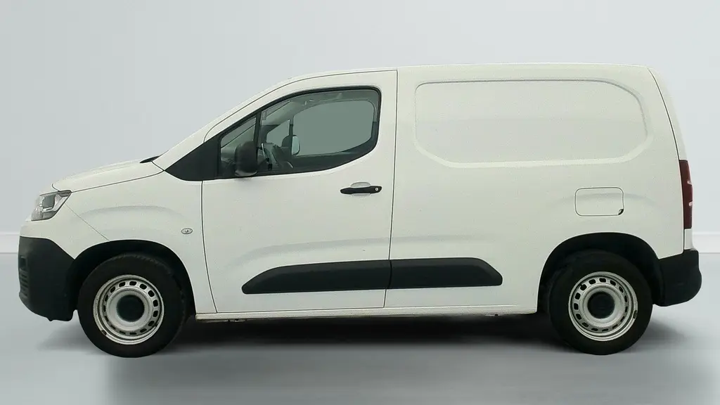 Profil côté gauche du Citroën Berlingo Fourgon blanc Banquise avec jantes tôles grises et porte latérale coulissante tôlée.