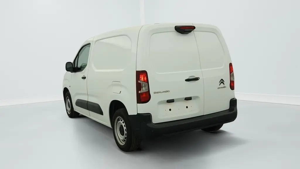 Vue 3/4 arrière droite du Citroën Berlingo Van blanc banquise avec portes battantes et jantes tôle grises.