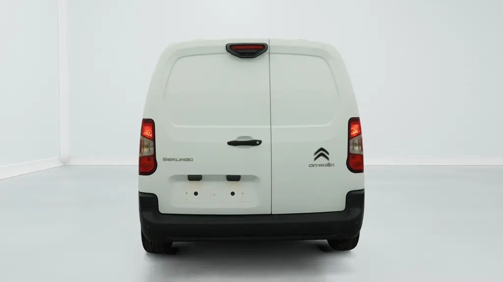 Vue arrière du Citroën Berlingo Fourgon blanc banquise avec portes battantes et feux arrière allumés.