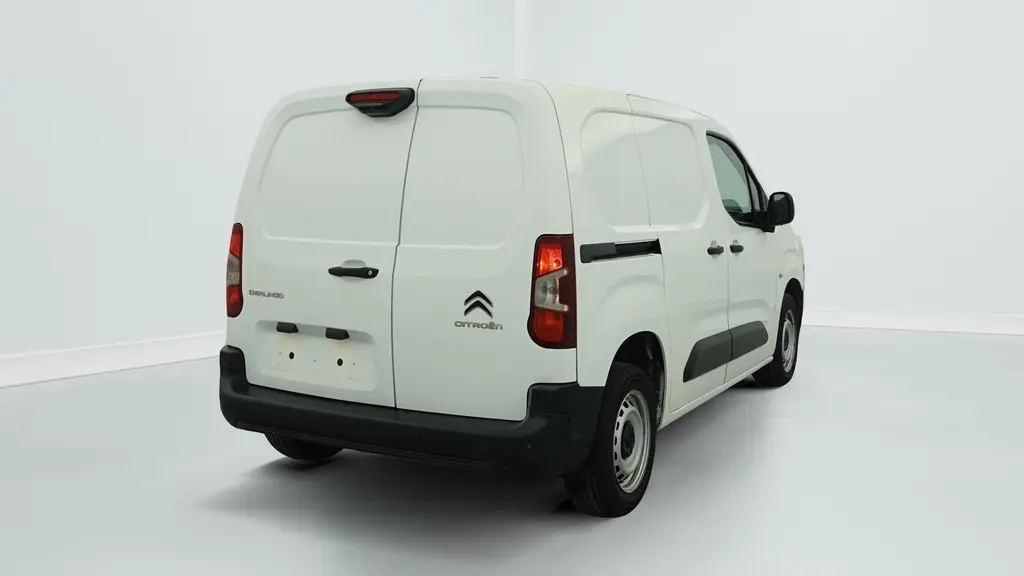 Vue 3/4 arrière droite d'un Citroën Berlingo Fourgon blanc Banquise avec portes arrière battantes et jantes tôles grises.