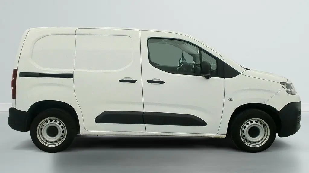 Profil côté droit du Citroën Berlingo Van blanc banquise avec porte latérale coulissante et jantes tôles grises 15 pouces.