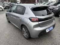 Vue 3/4 arrière droite d'une Peugeot 208 gris 2021, version 1.2 PureTech 100 Style essence avec boîte manuelle.