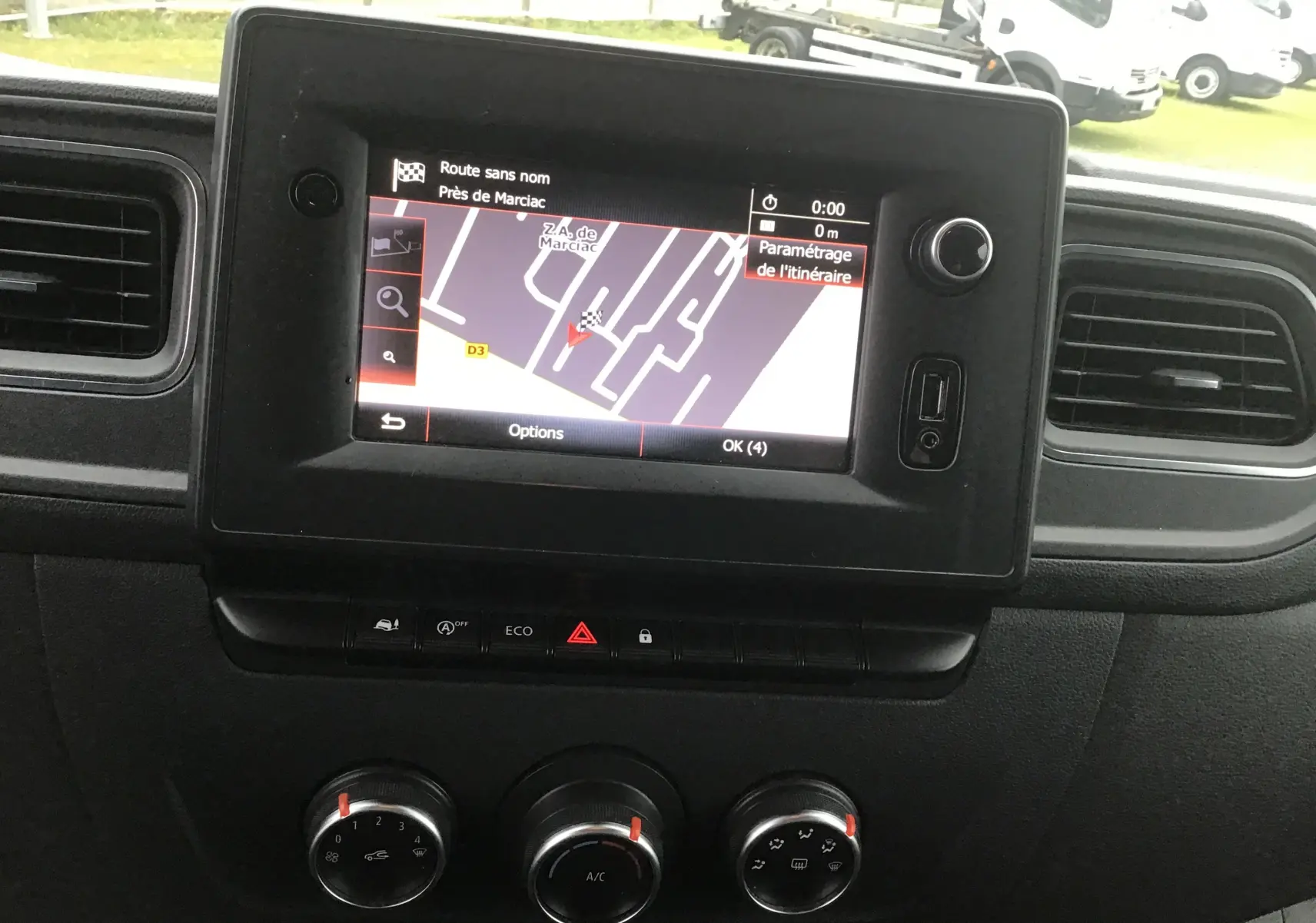 Vue intérieure centrée sur l’écran tactile du système de navigation du tableau de bord noir de l’Opel Movano blanc.