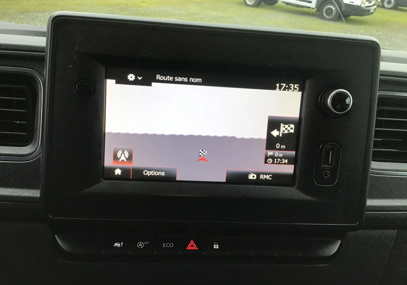 Vue intérieure centrée sur l’écran tactile du GPS du fourgon blanc Opel Movano Chassis Cabine, tableau de bord noir.