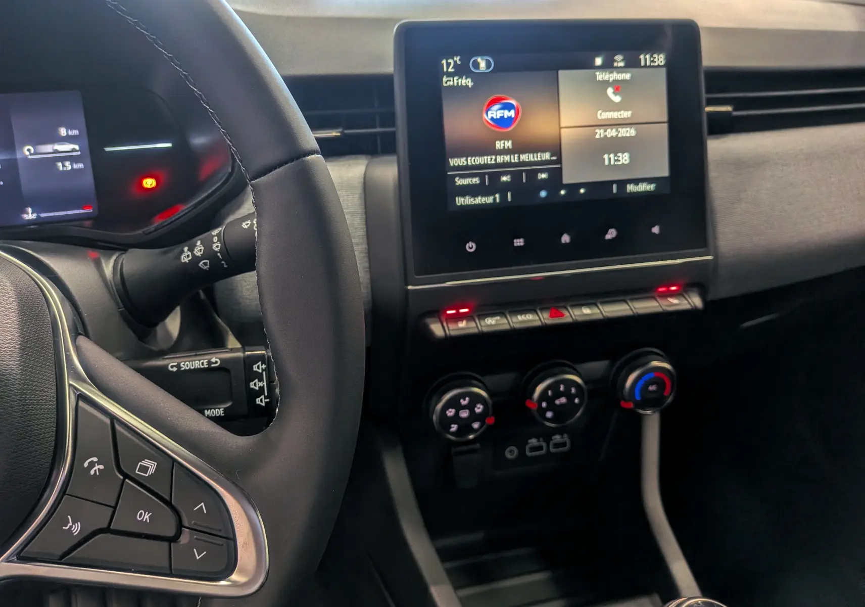 Vue intérieure de la Renault Clio V Blue dCi 100 Evolution, tableau de bord avec écran tactile et commandes de climatisation.