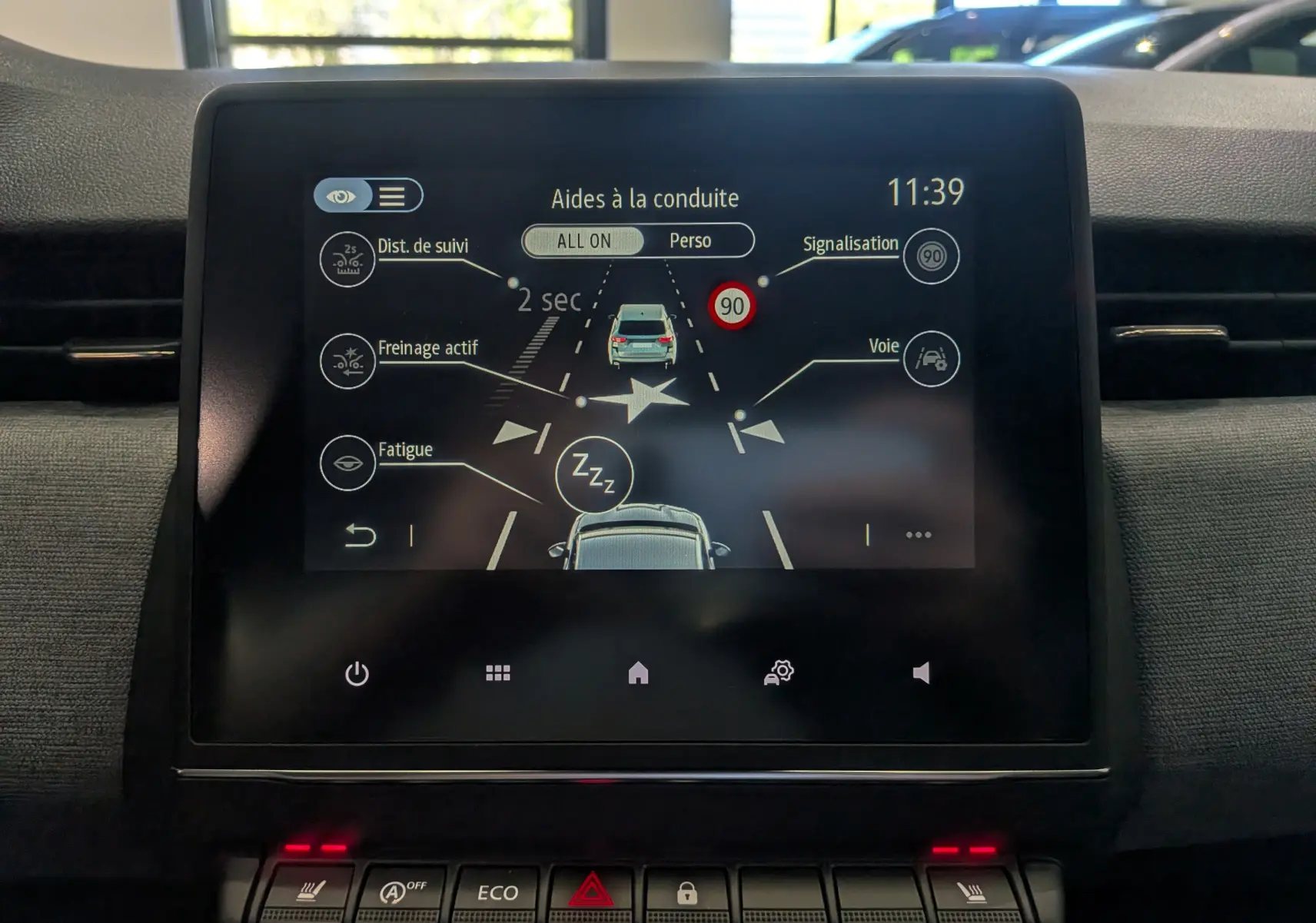 Écran tactile central de la Renault Clio V gris schiste montrant les aides à la conduite et les alertes actives.