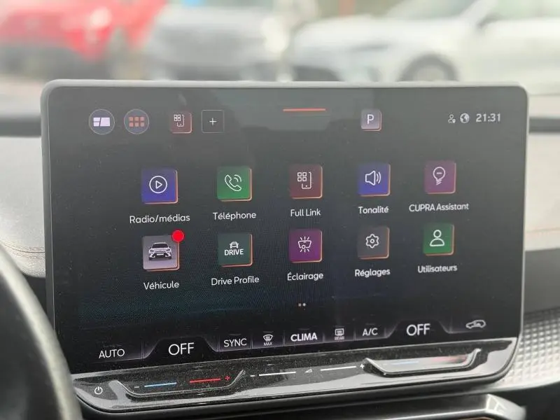 Écran tactile central du tableau de bord du CUPRA Formentor 2025 affichant les menus multimédia et réglages.