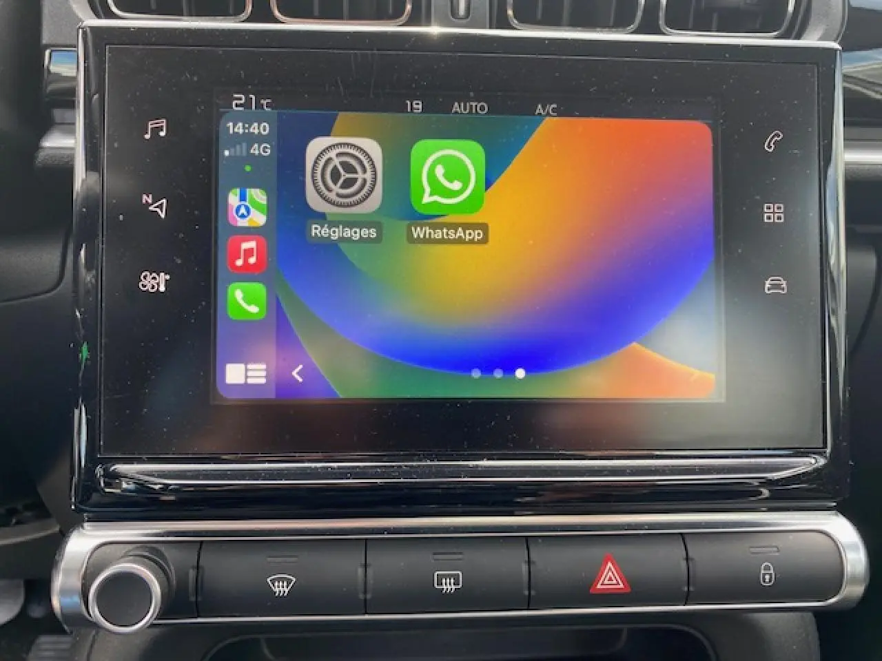 Écran tactile central de la Citroën C3 gris clair, affichant Apple CarPlay avec applications WhatsApp et Réglages.