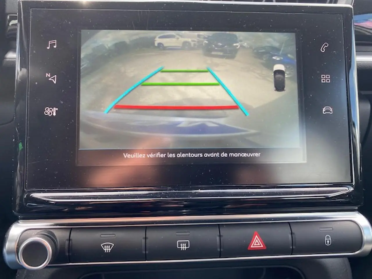 Écran tactile intérieur montrant la caméra de recul avec guidage coloré dans une Citroën C3 gris clair.