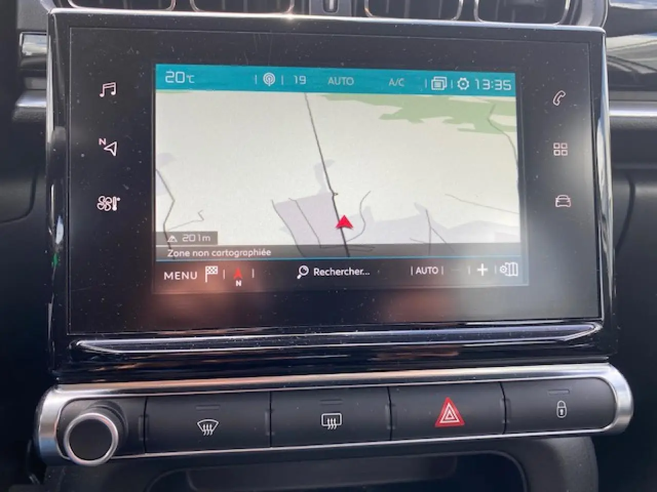 Vue rapprochée de l'écran tactile de navigation CITROEN C3 2017 avec commandes climatisation et alertes.