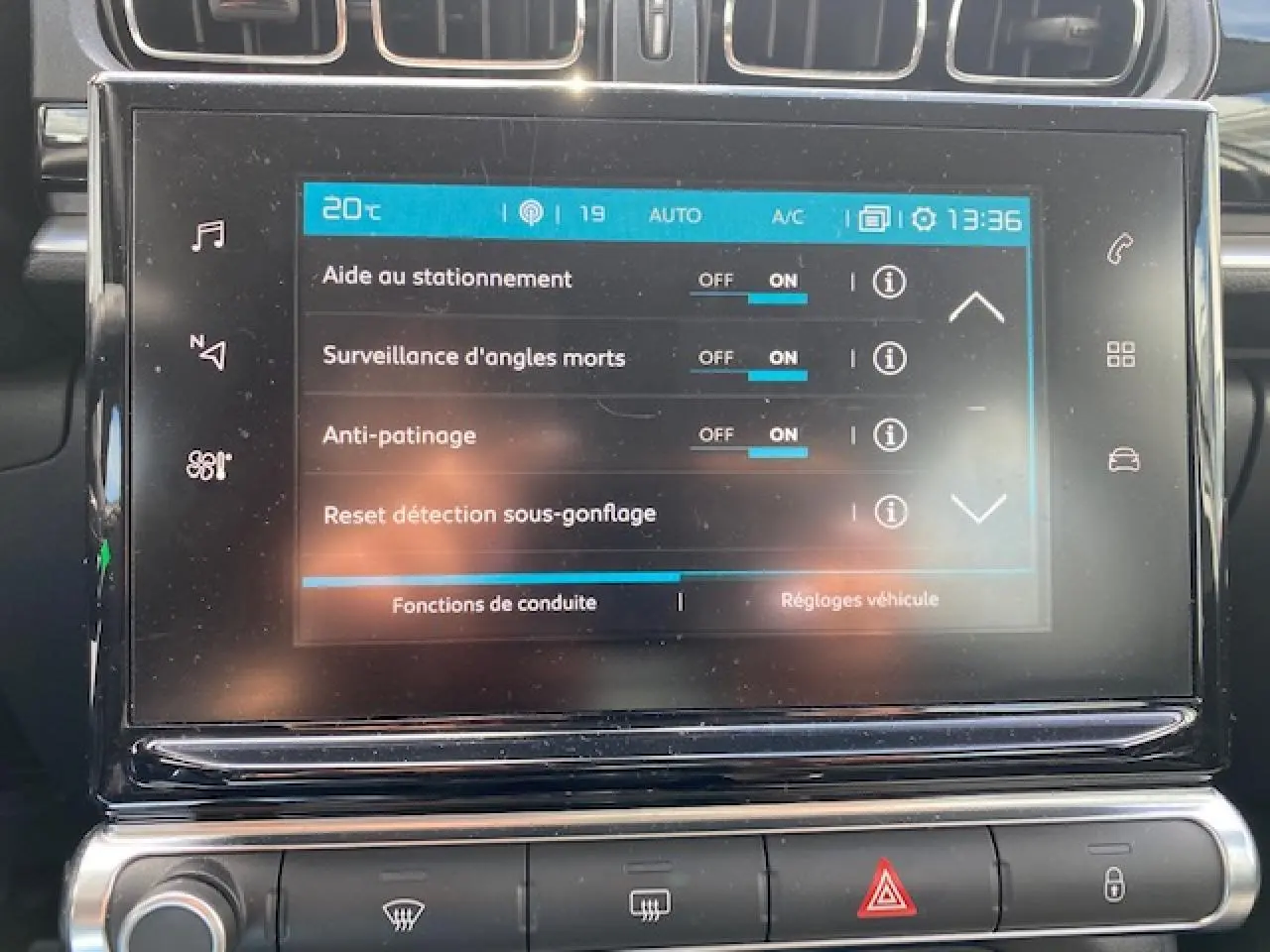 Écran tactile central de la Citroën C3 gris clair montrant les réglages d'aide à la conduite et de surveillance d'angles morts.