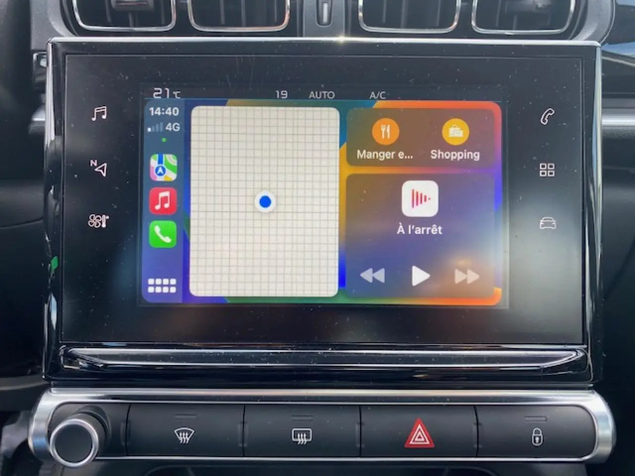 Écran tactile central de la Citroën C3 2017 gris clair affichant Apple CarPlay avec navigation et musique.