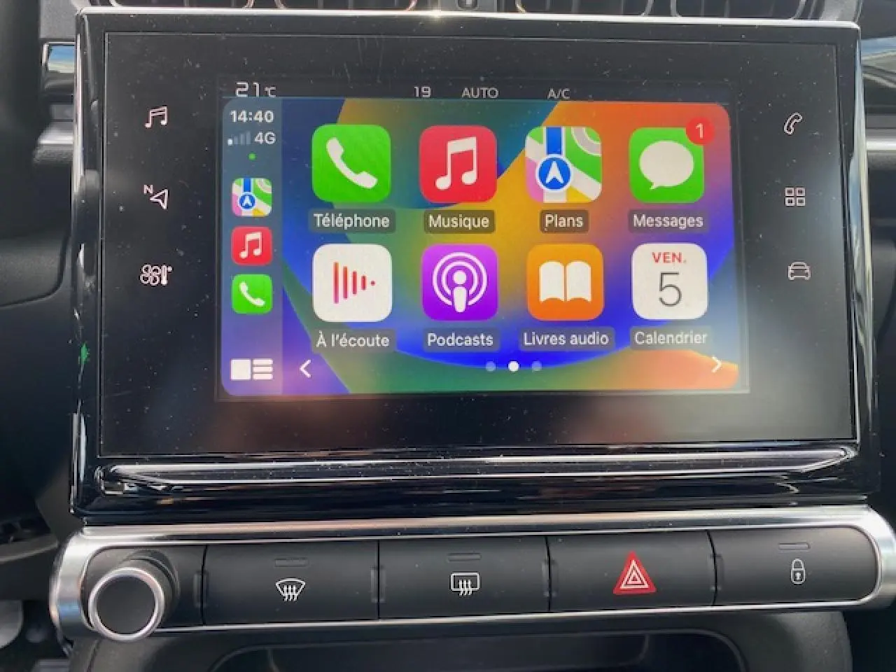 Écran tactile central de la Citroën C3 2017 montrant l'interface Apple CarPlay avec commandes climatisation en dessous.