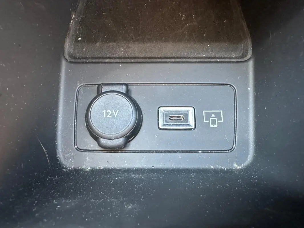 Prise 12V et port USB-C en gros plan dans l'habitacle du Peugeot 308 SW Hybrid 145 e-DCS6 Allure noir 2025.