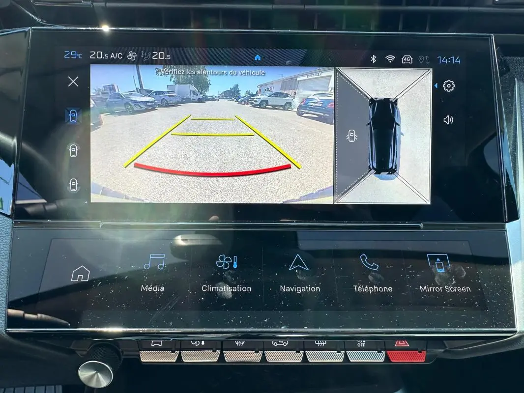Écran tactile intérieur du Peugeot 308 SW Hybrid 2025 montrant la caméra de recul et la vue 360° du véhicule noir.