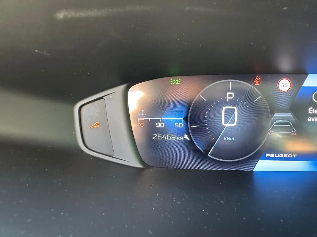Tableau de bord numérique du Peugeot 308 SW Hybrid 145 e-DCS6 Allure 2025, affichage vitesse et kilométrage.