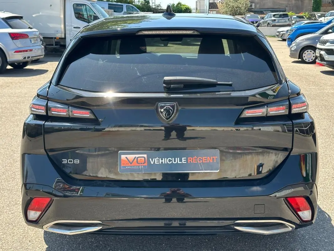 Vue arrière d’une Peugeot 308 SW noire 2025 avec feux LED caractéristiques et badge central distinctif.