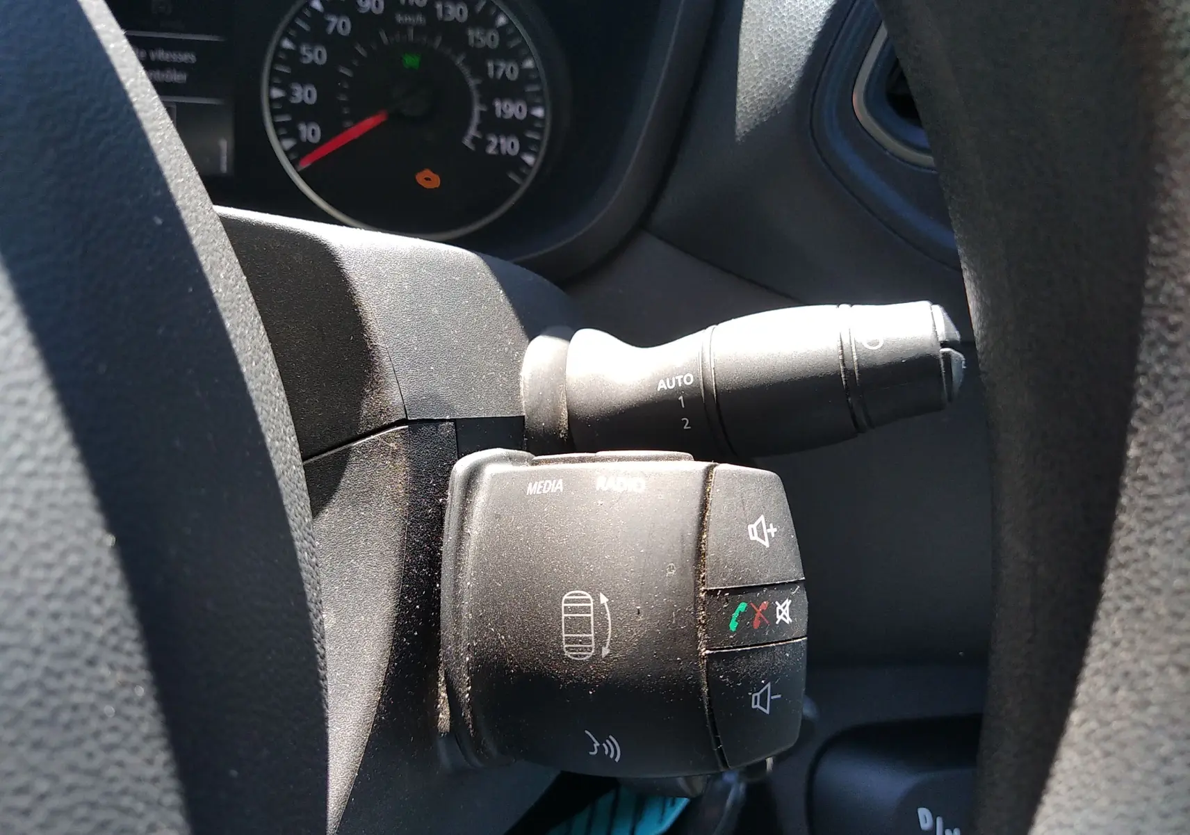 Gros plan sur les commandes au volant du Renault Master blanc 2020, avec régulateur et boutons média visibles.