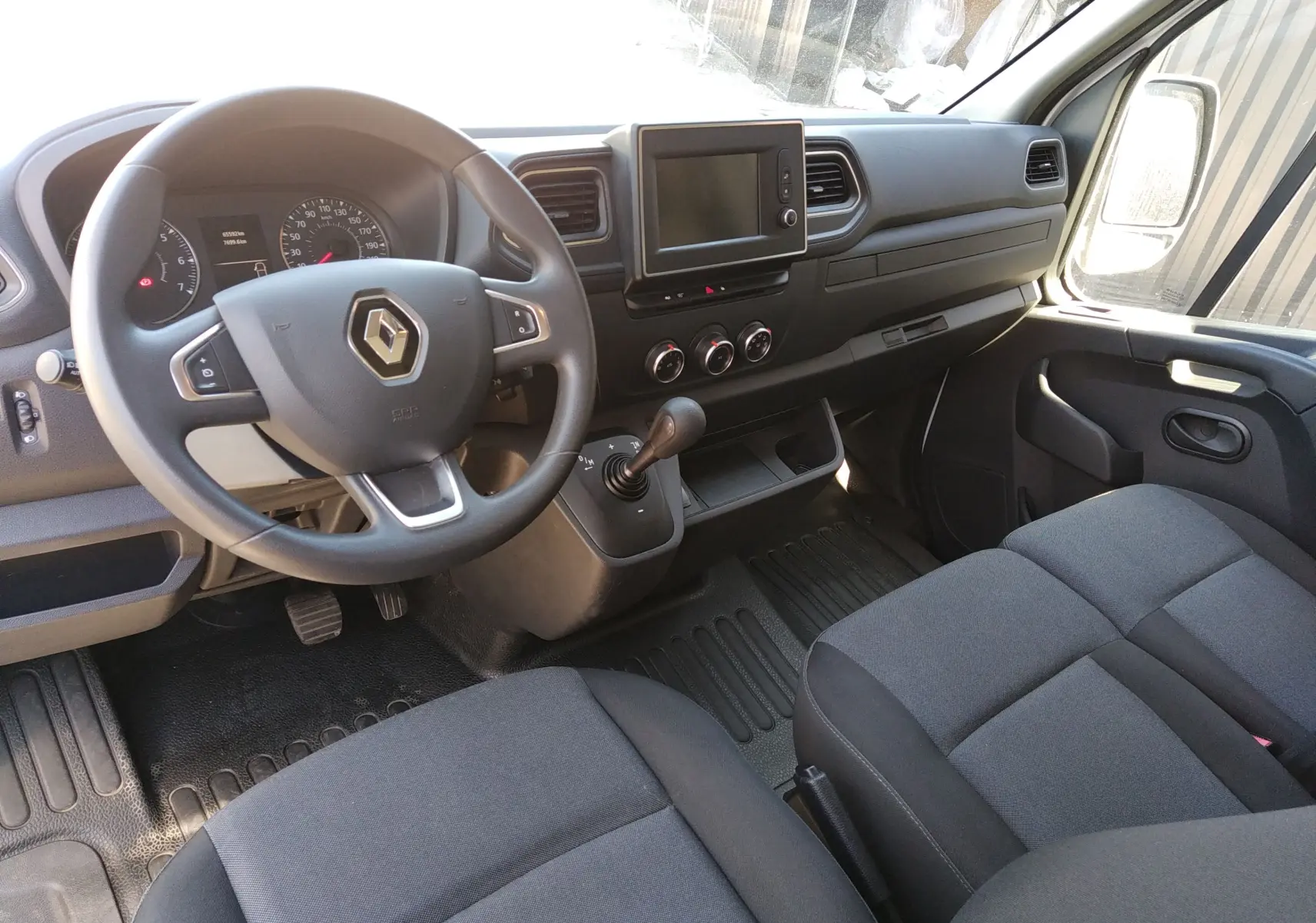 Vue intérieure côté conducteur du Renault Master blanc 2020, avec tableau de bord moderne et volant multifonction.