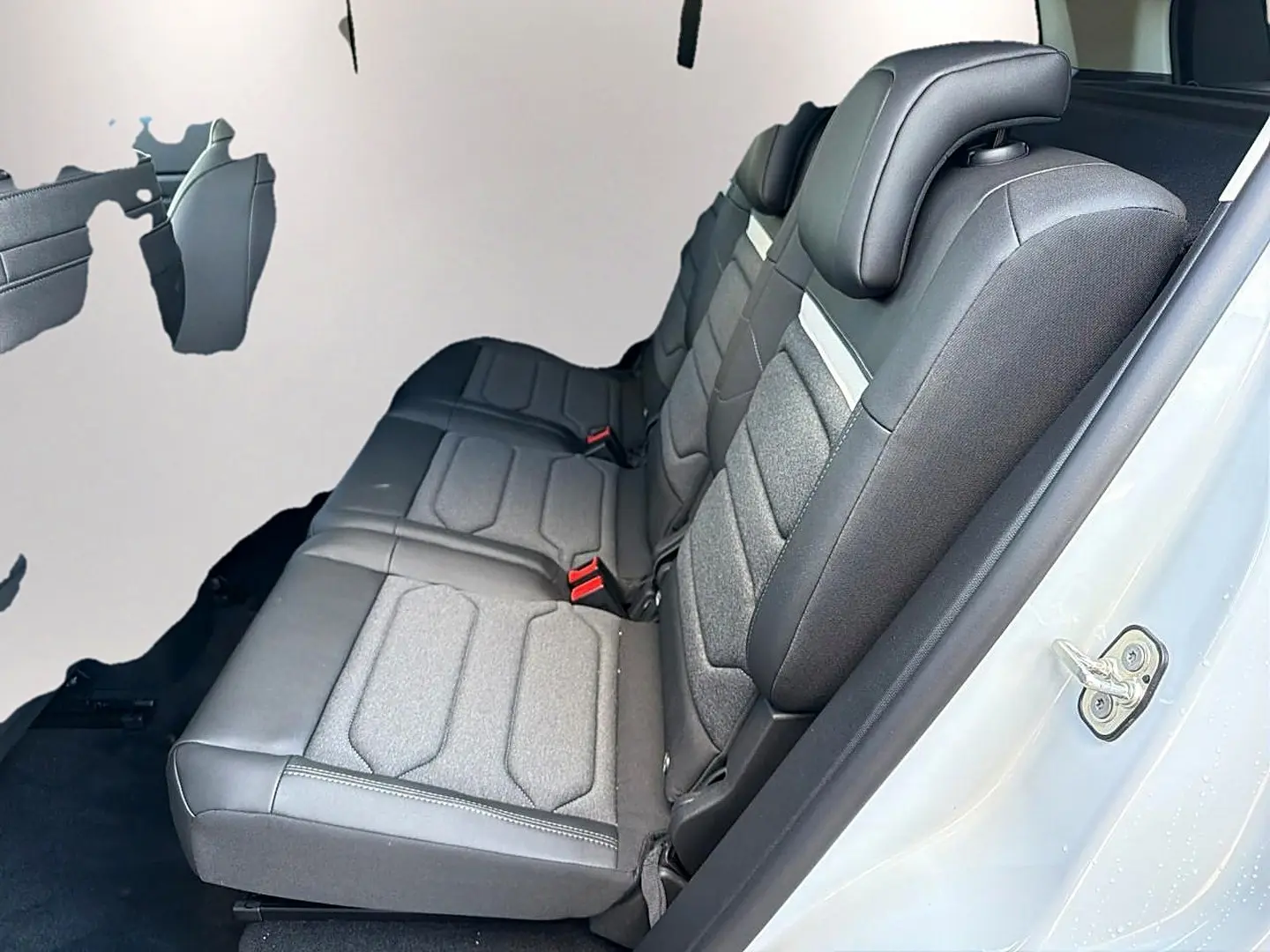 Vue latérale droite sur la 2e rangée de sièges individuels gris foncé du Citroën C5 Aircross blanc, porte ouverte.