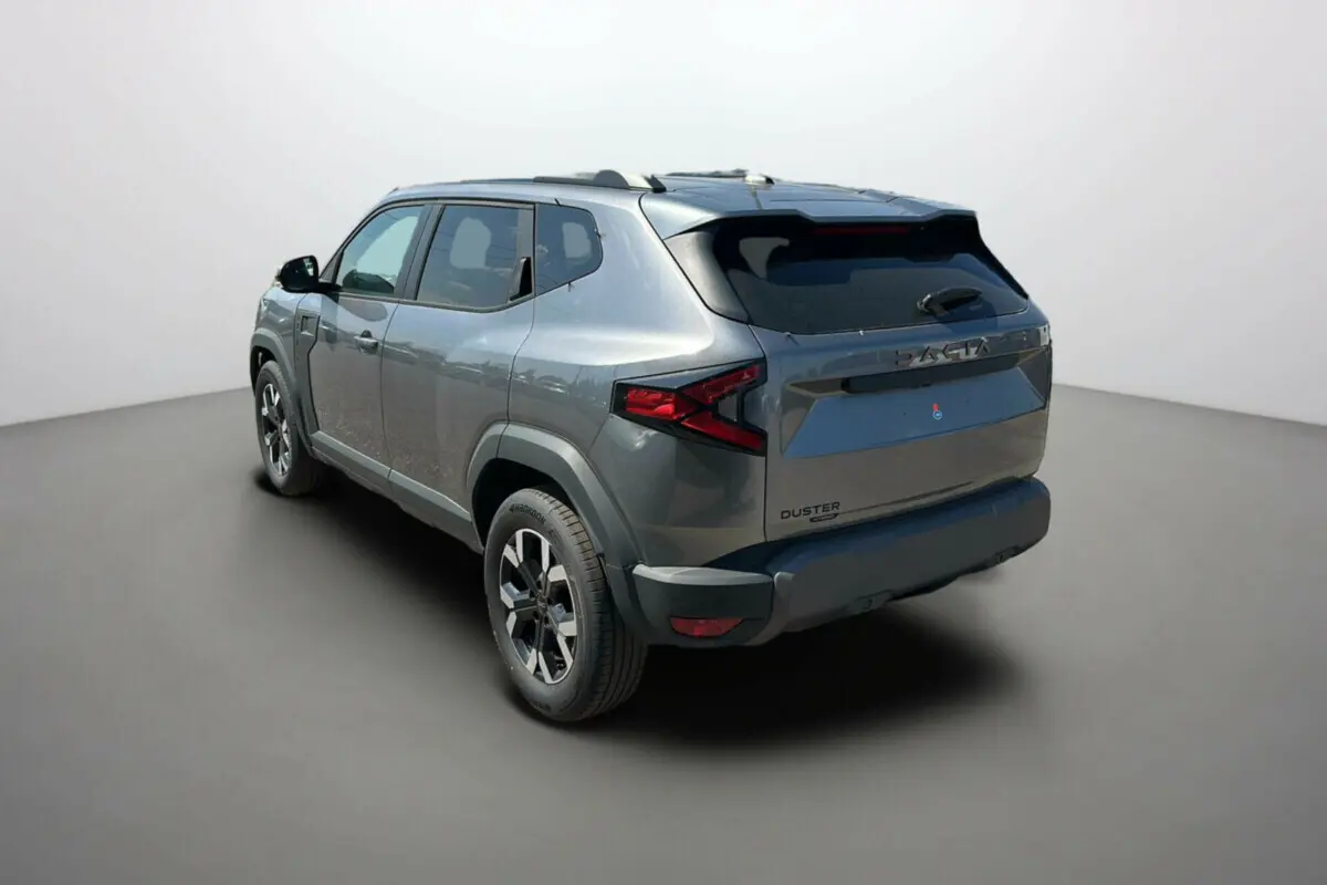 Vue 3/4 arrière droite du Dacia Duster 2025 gris schiste HEV 140 Extreme Pack Hiver avec jantes alliage noires.