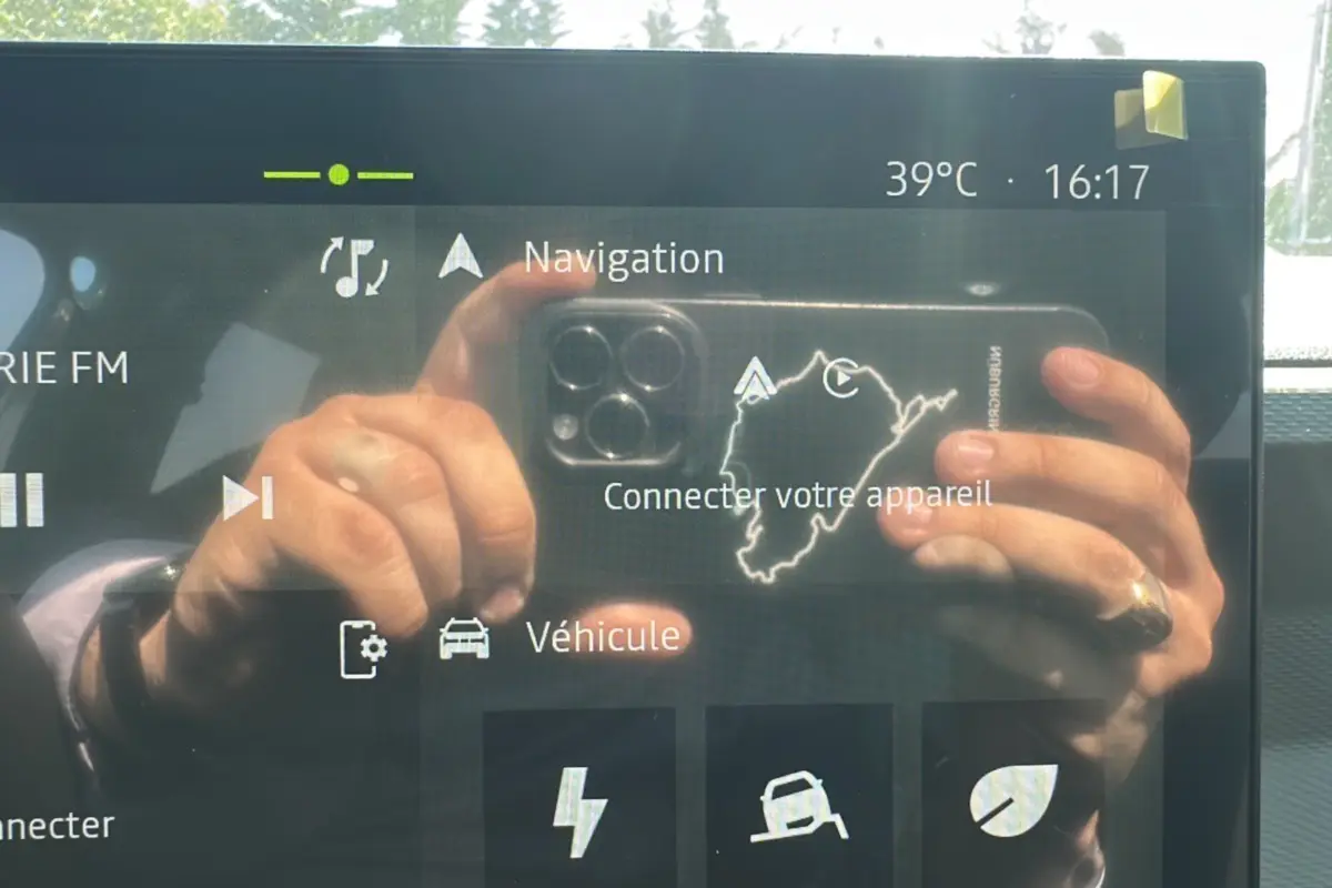 Image reflétant l'écran tactile du tableau de bord du Dacia Duster HEV 140 Extreme Pack Hiver 2025 en gris schiste.