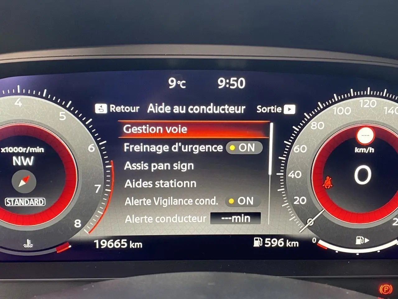 Tableau de bord digital du Nissan Juke 2025, affichage des aides à la conduite et compteurs ronds rouges.