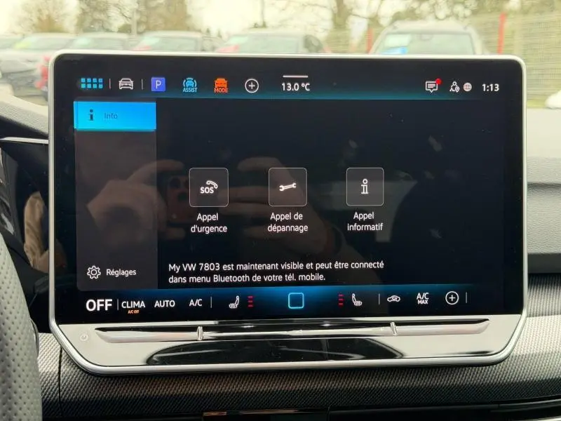 Écran tactile central du tableau de bord de la Volkswagen Golf noire 2.0 TDI R-Line, affichant les options d'appel d'urgence.
