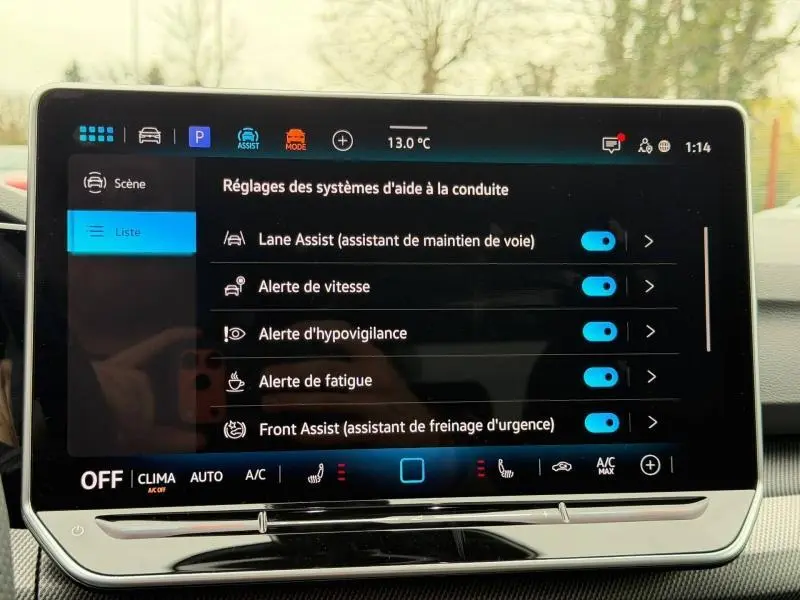 Écran tactile intérieur de la Volkswagen Golf 2.0 TDI 150ch R-Line 2026 affichant les réglages des aides à la conduite.