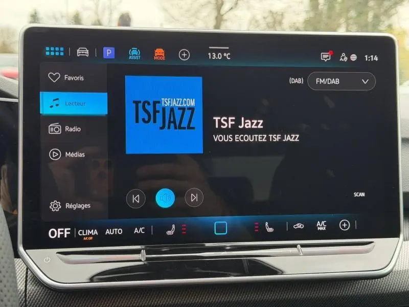Écran tactile central de la Volkswagen Golf 2.0 TDI R-Line 2026 affichant la radio TSF Jazz, avec commandes climatisation en bas.