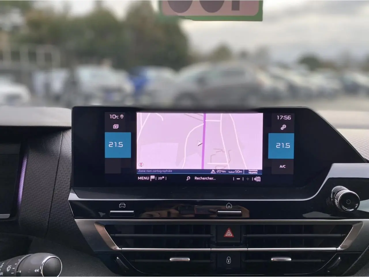 Tablette tactile de navigation et climatisation affichées sur le tableau de bord intérieur du Citroën C4.