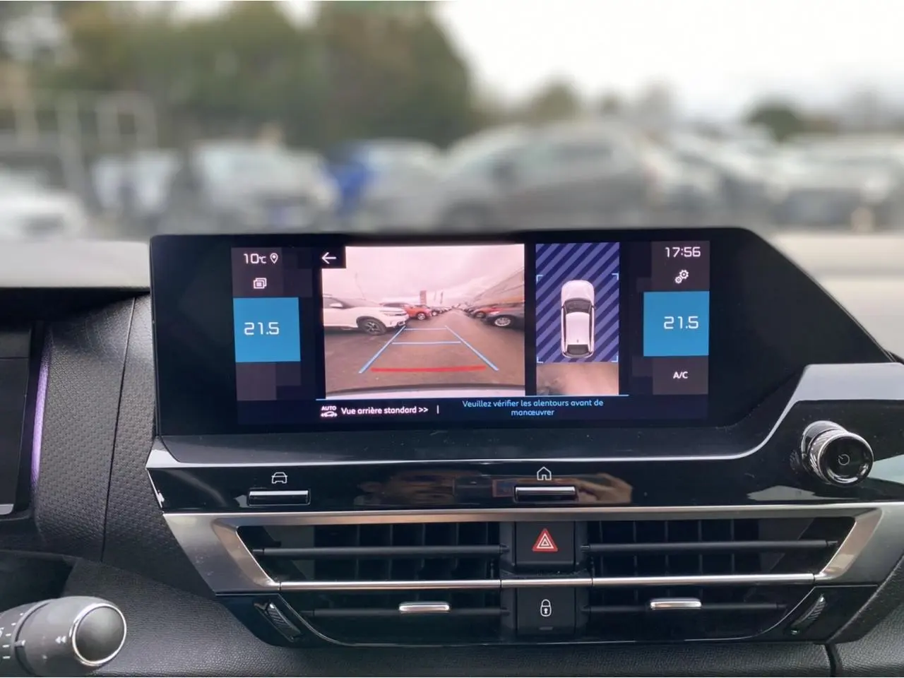 Vue rapprochée de l’écran central tactile affichant la caméra de recul et la température intérieure du Citroën C4.