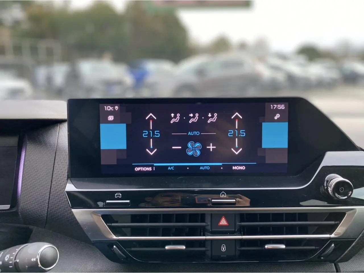 Vue intérieure centrée sur l'écran tactile et les aérateurs du tableau de bord du Citroën C4 2021.