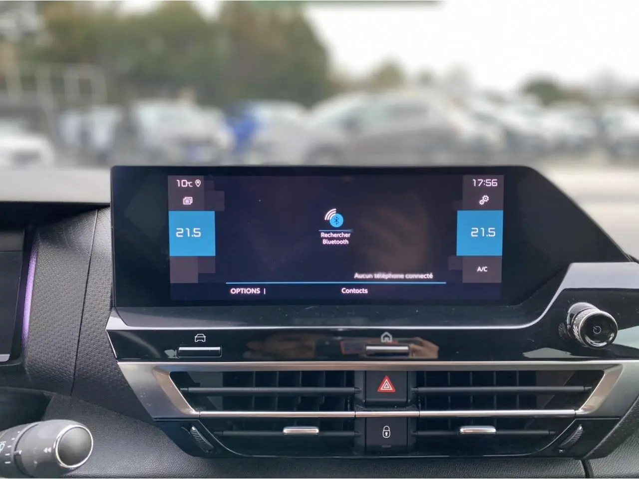 Vue rapprochée de la console centrale de la Citroën C4 2021, écran tactile affichant la recherche Bluetooth.