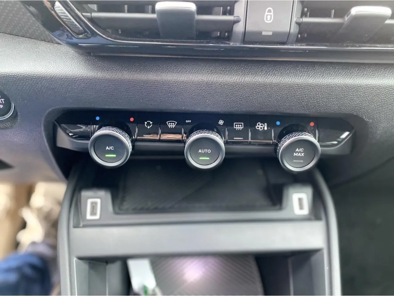 Gros plan sur les commandes de climatisation automatique de la Citroën C4 bleu Iceland, avec boutons rotatifs et affichage LED.