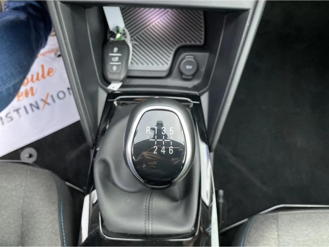 Le levier de vitesses manuel de la Citroën C4 2021, vu de dessus avec la clé à proximité.