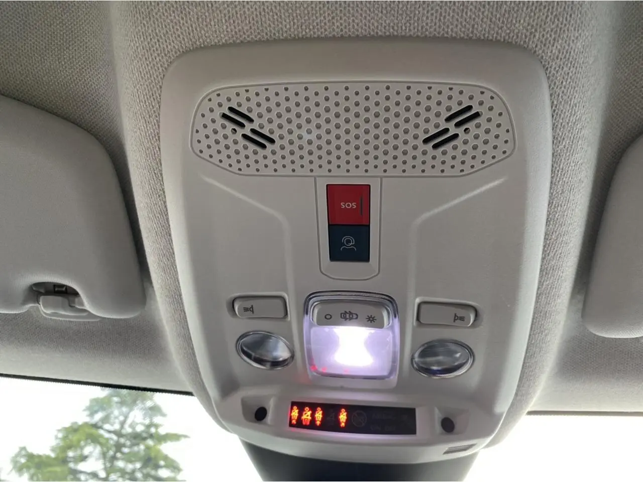 Vue intérieure en contre-plongée du plafonnier gris clair avec boutons SOS et éclairage dans une Citroën C4 bleu Iceland.