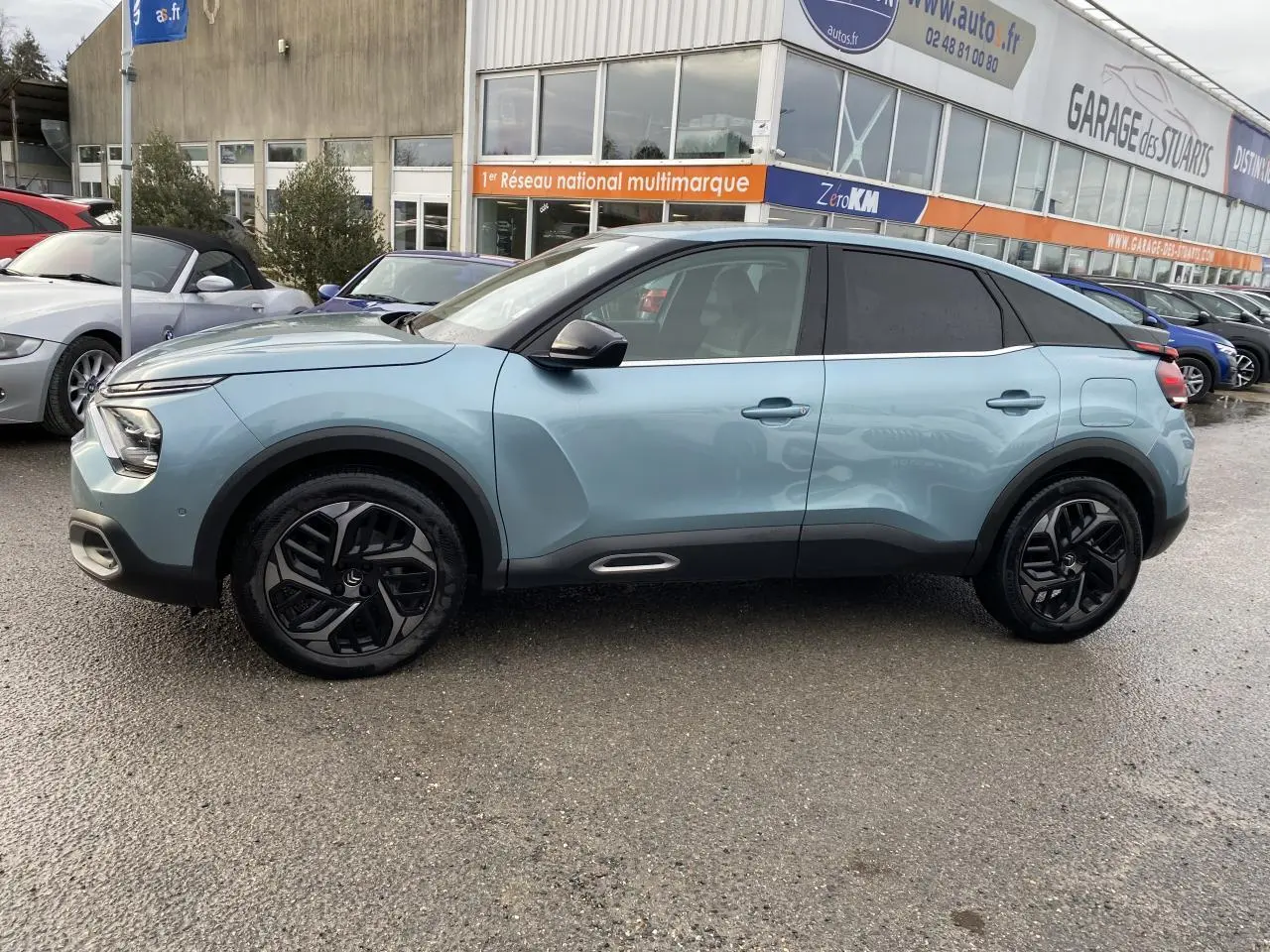 Vue de profil côté gauche d'une Citroën C4 2021 bleu Iceland nacré avec jantes alliage 18'' Aeroblade diamantées.