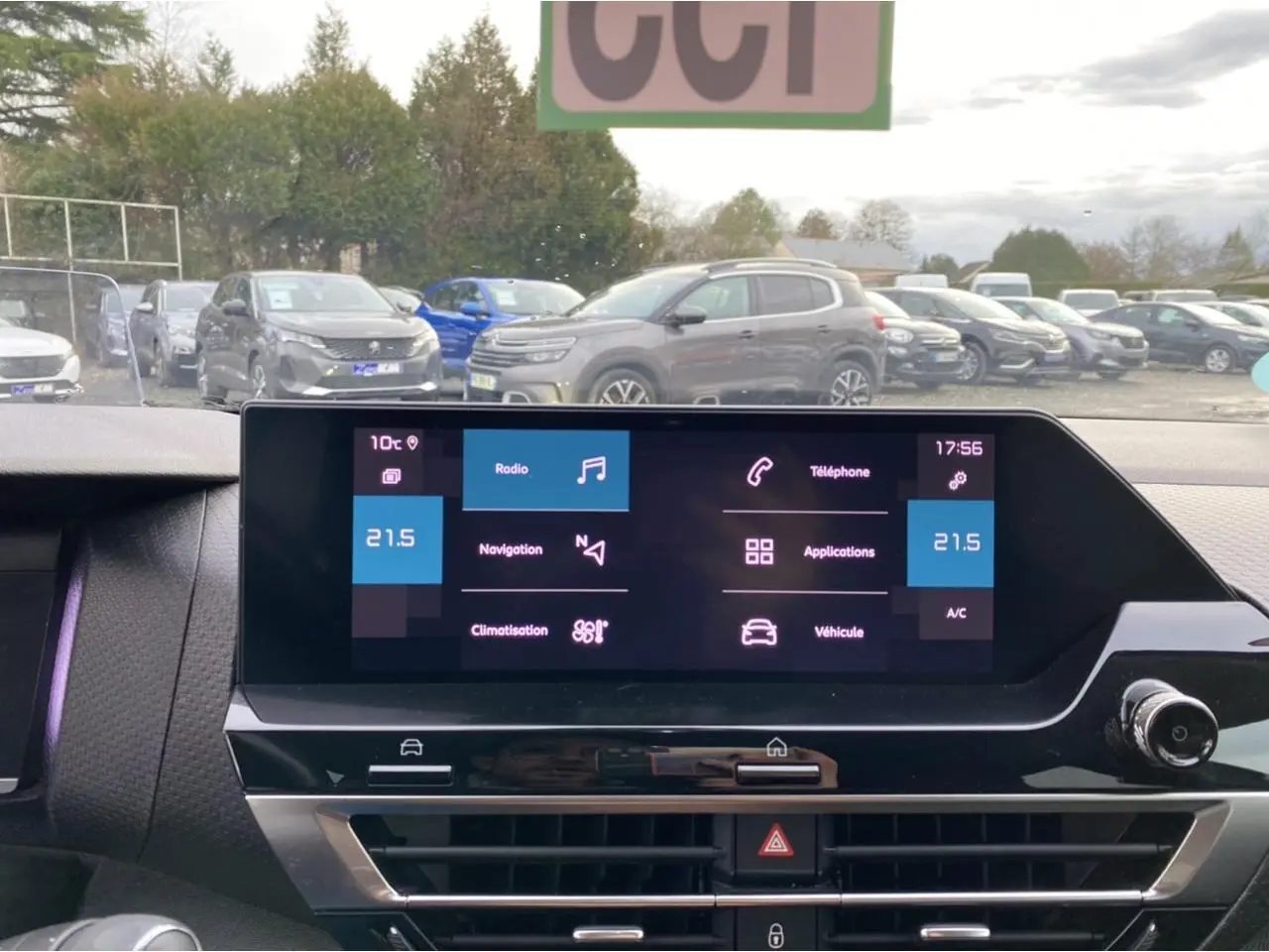 Vue intérieure du tableau de bord de la Citroën C4 2021 avec écran tactile central et commandes climatisation visibles.