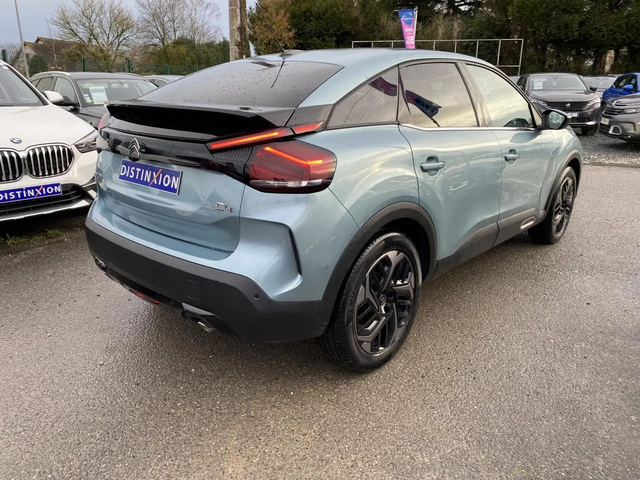 Vue 3/4 arrière droite d'une Citroën C4 bleu Iceland nacré avec jantes alliage 18'' Aeroblade diamantées.