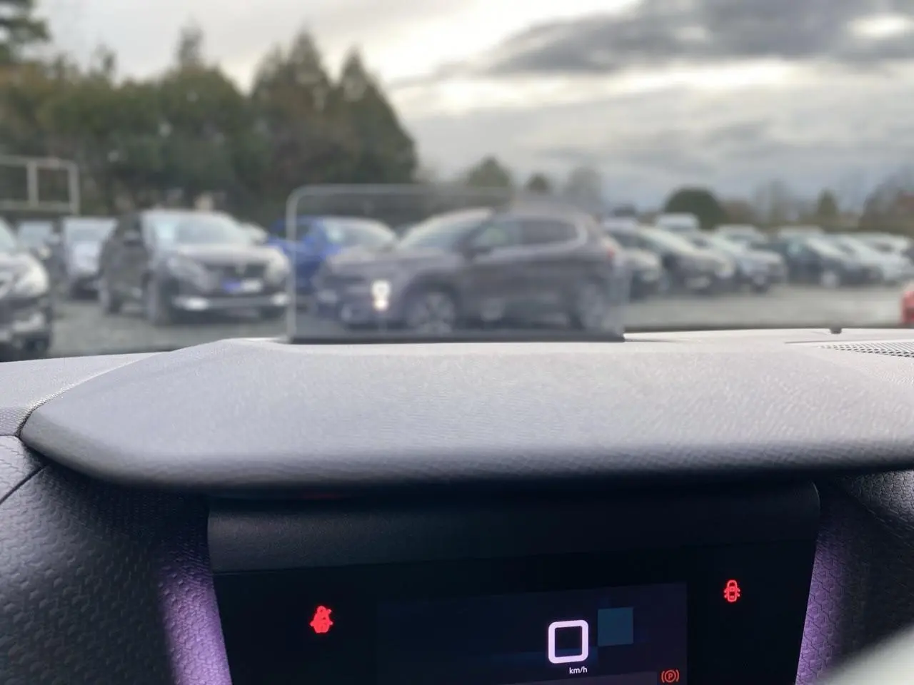 Vue intérieure du tableau de bord de la Citroën C4 2021, affichage tête haute en fonctionnement.