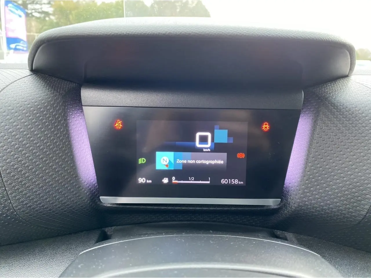 Affichage numérique du tableau de bord de la Citroën C4 2021, montrant la vitesse à 0 km/h et la navigation.