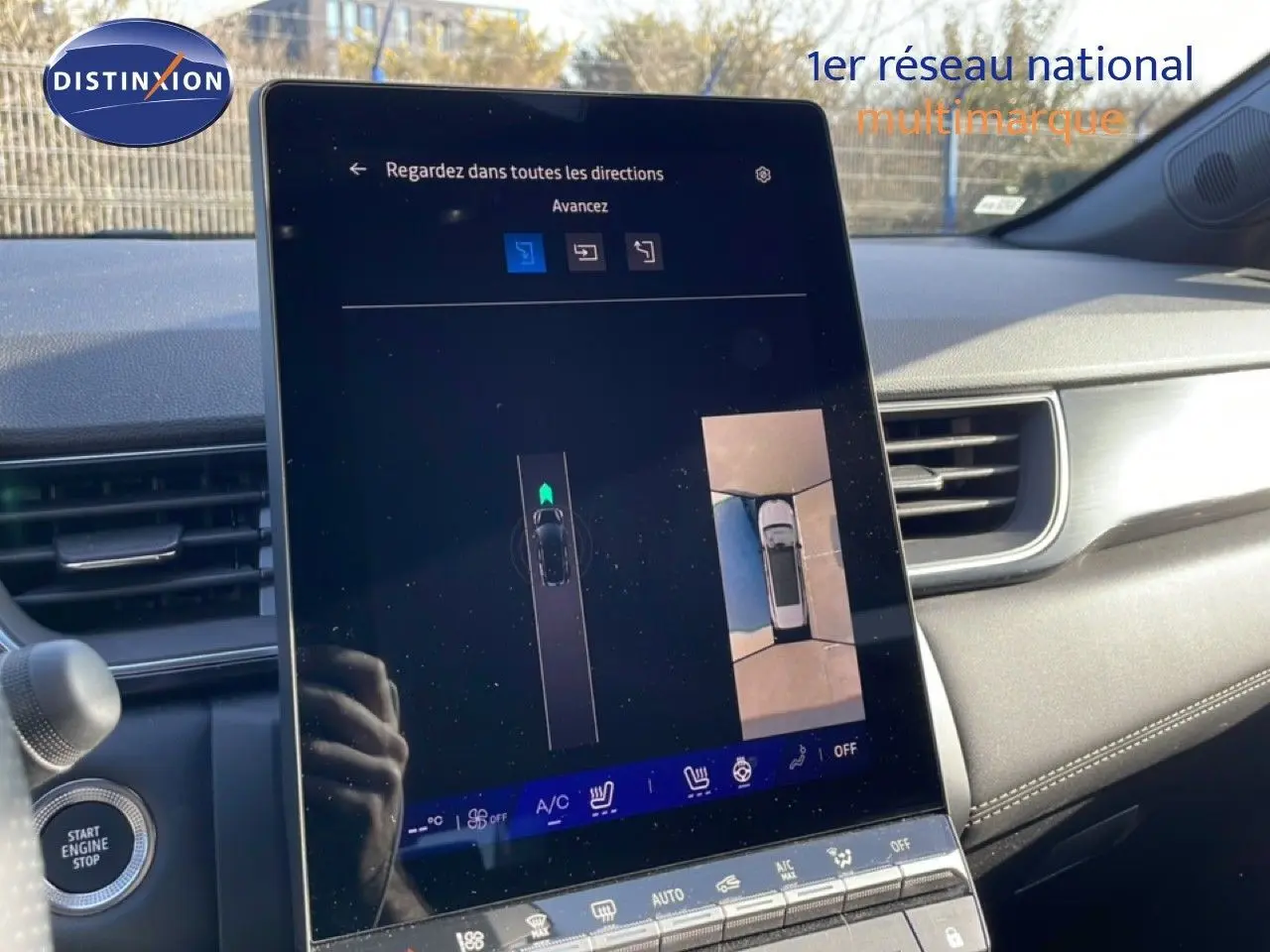 Vue intérieure du tableau de bord de la Renault Symbioz 2025, avec écran tactile central affichant la caméra 360 et commandes climatisation.