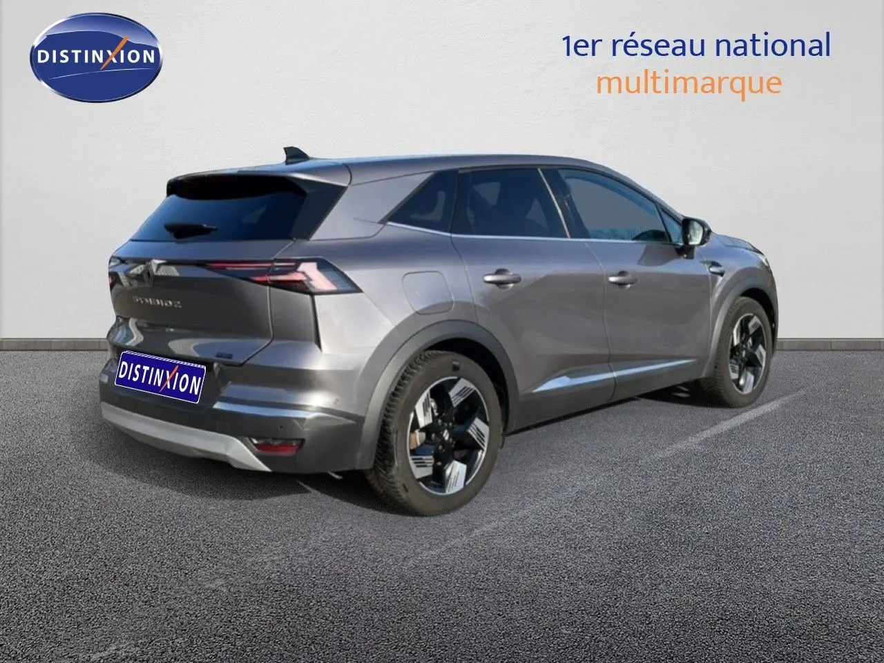 Vue 3/4 arrière droite du Renault Symbioz gris Cassiopée métal avec jantes bicolores et feux arrière LED fins.